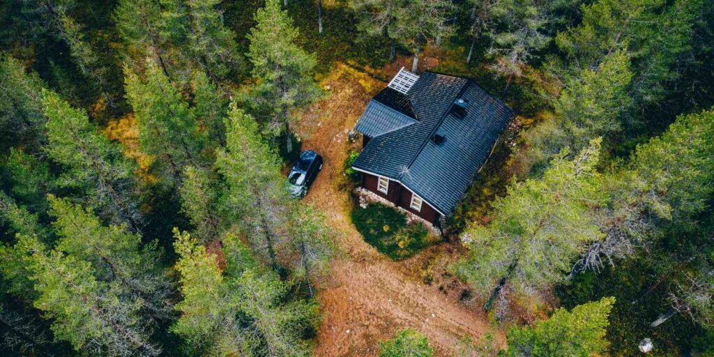 Casa de madera rodeada de bosque en el Pirineo