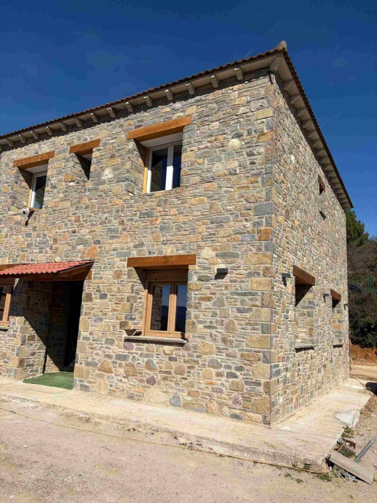 Exterior de Casa Susterris, alojamiento rural junto al lago de Sant Antoni