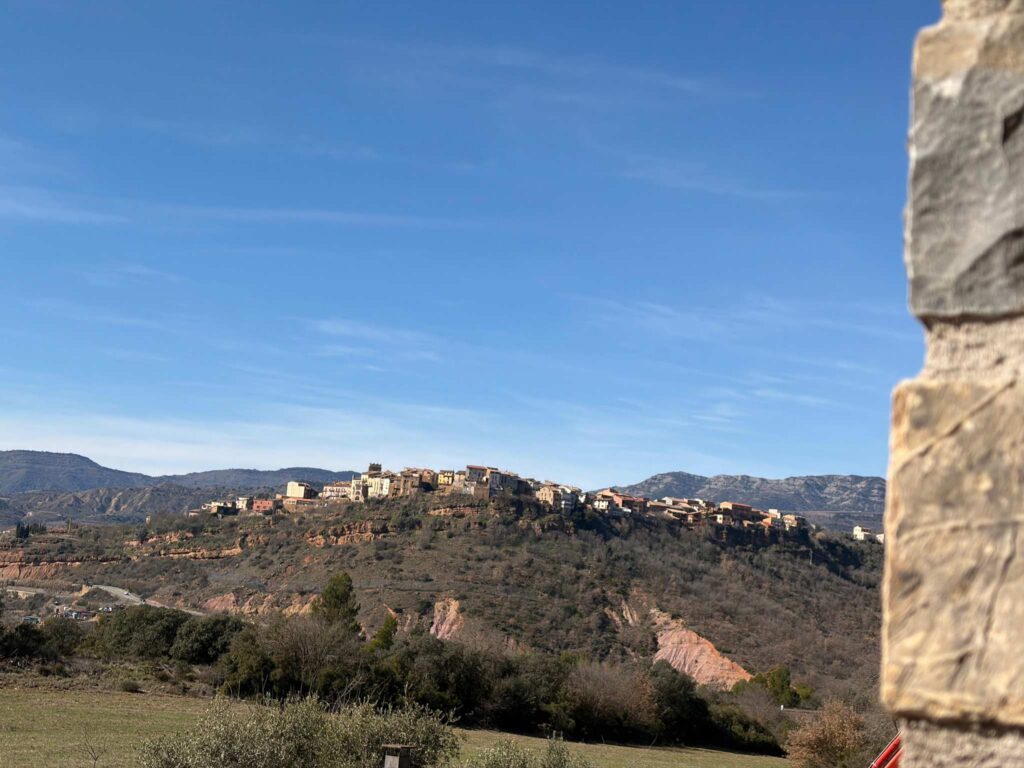 Cocina equipada con zona de vinos en Casa Susterris (Pallars Jussa)